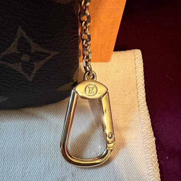 Louis Vuitton cles keychain - Picture 2 of 8